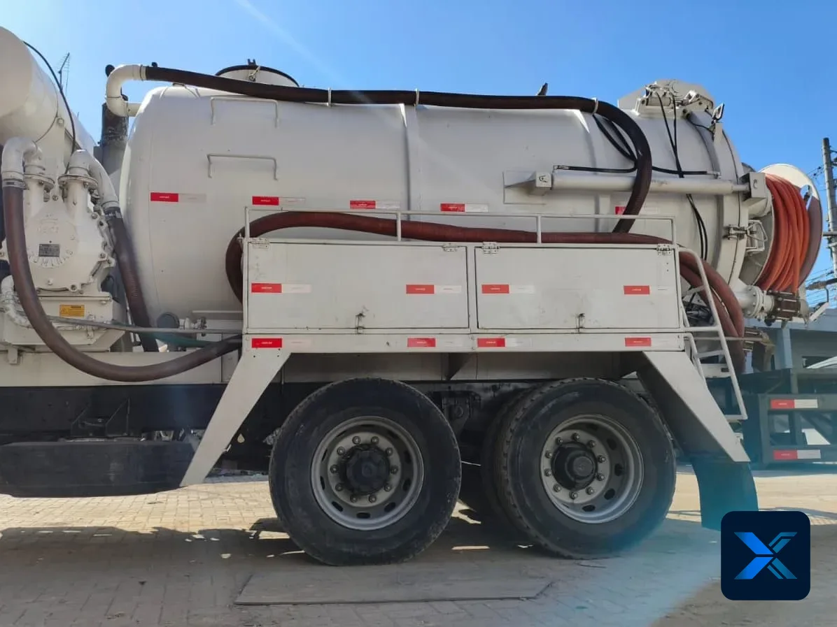 Ford Cargo 2423 com equipamento combinado PROMINAS