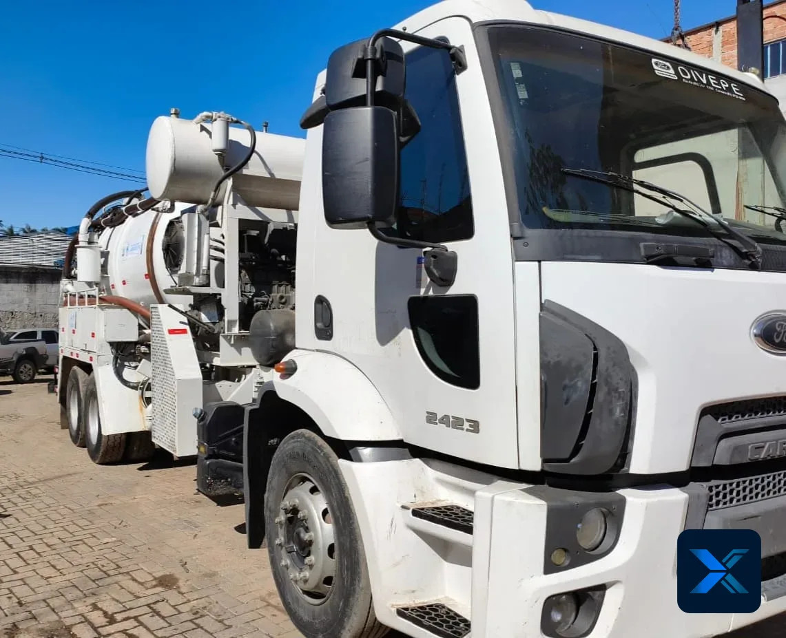 Ford Cargo 2423 com equipamento combinado PROMINAS