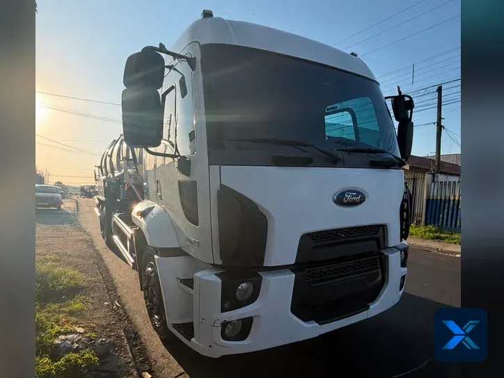 Ford Cargo 2429 com equipamento vácuo tanque limpa fossa