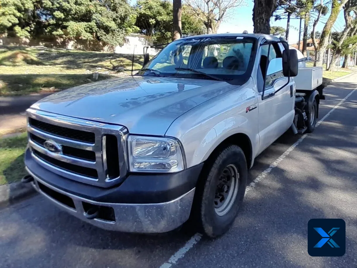 Ford F-350 2015 com equipamento combinado vácuo e hidrojato