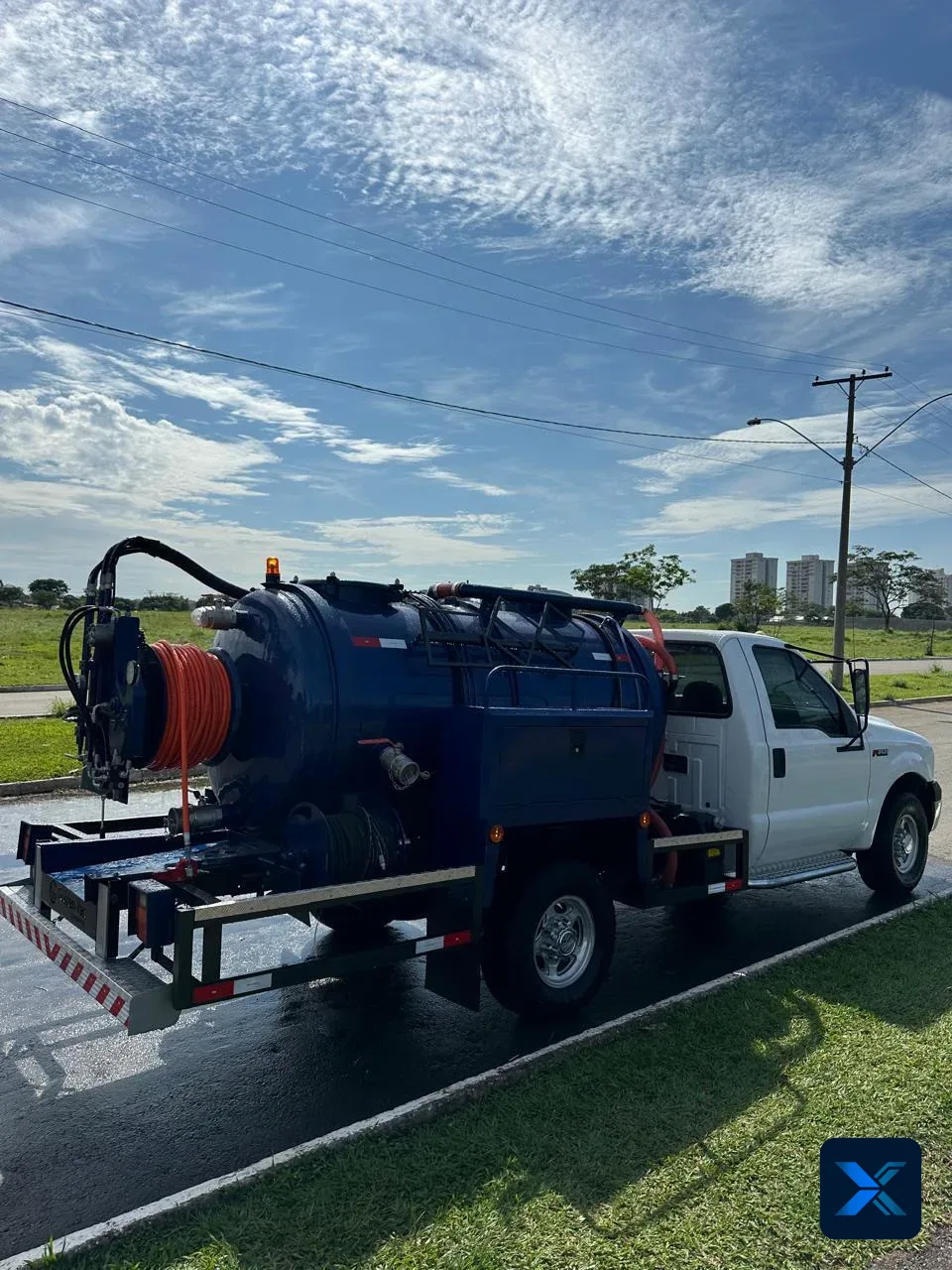 Ford F-350 com equipamento combinado vácuo e hidrojato