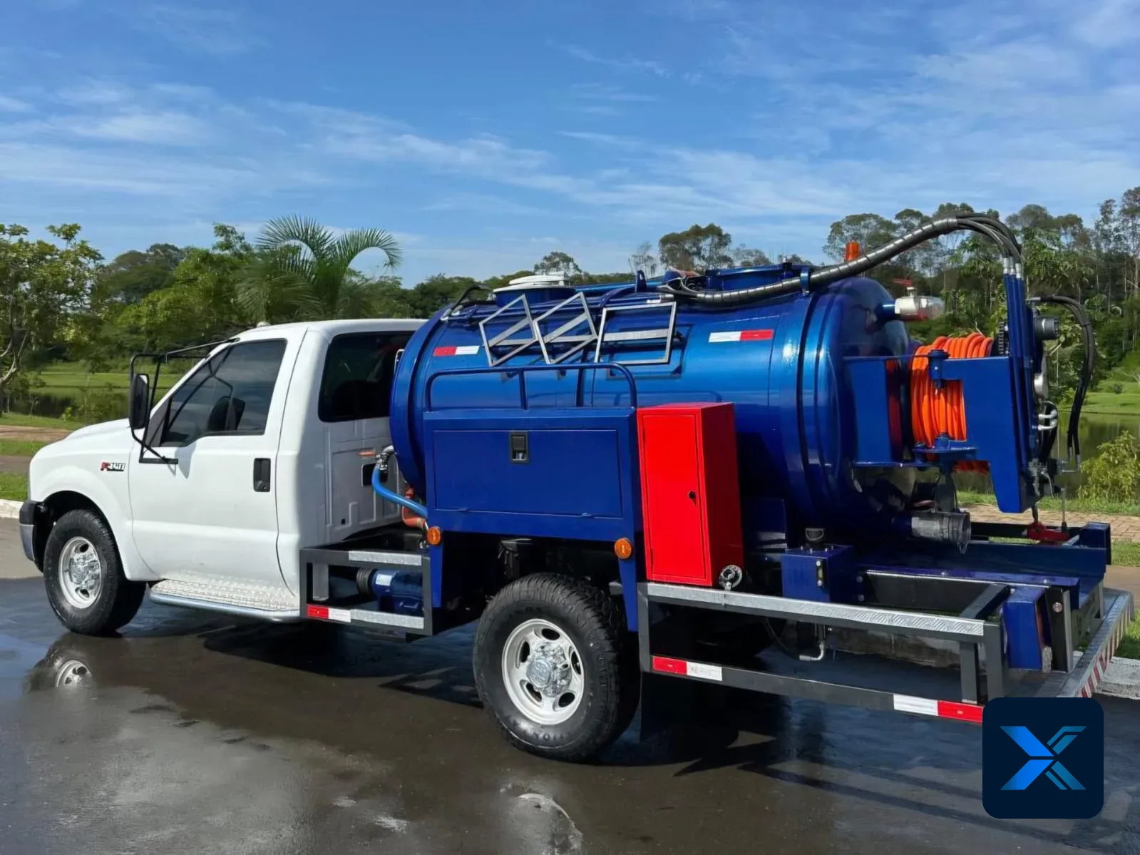 Ford F-350 com equipamento combinado vácuo e hidrojato