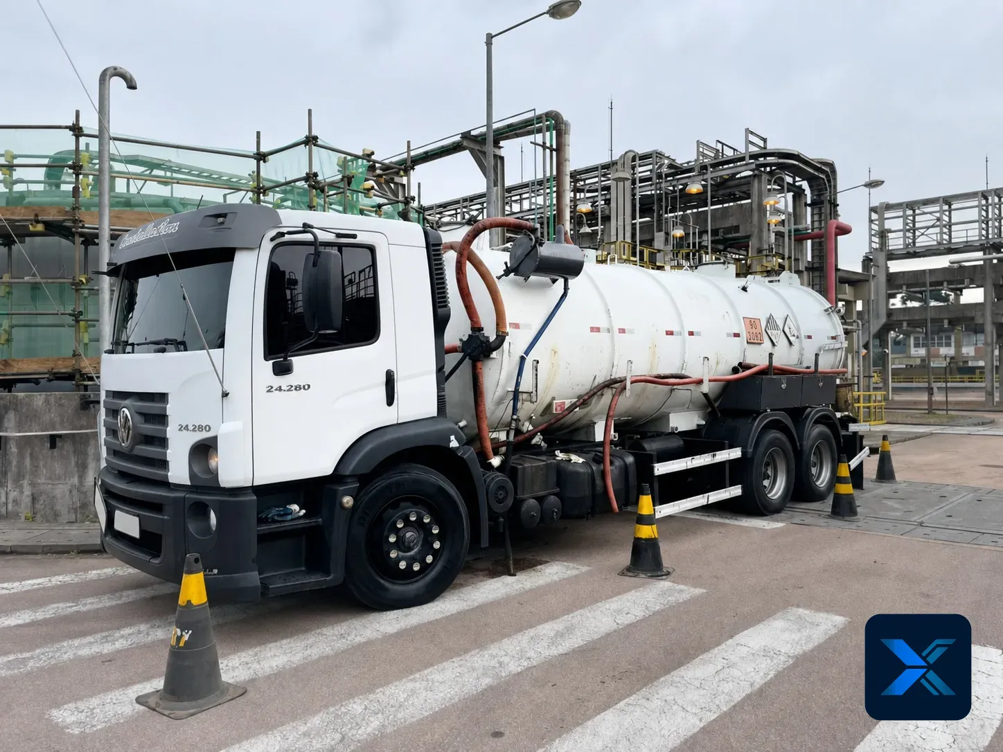 Volkswagen 24.280 com tanque vácuo limpa fossa